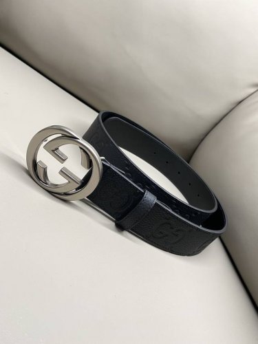 Gg 4.0宽典藏设计中的标志性元素于 早秋系列焕发新意。这款腰带选用黑色超级双G皮革打造，互扣式双G银色调配件更添个性魅力。