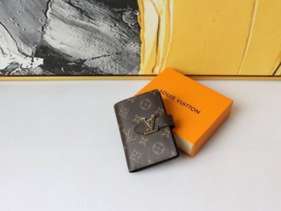 颜色 黑 粉 卡其尺寸 12X9Lv Vertical Cp 钱包采用精美粒面 Taurillon 皮革制成，配有撞色衬里。滑动式 Lv 首字母搭扣让人想起标志