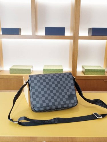 Lv 路易威登 官网同步 高版本 斜挎单肩背包 永恒不过时的标志性产品 纯原单牛皮 顶级五金制作 非市面普通版本 贸易公司订单货 全部实拍 实用性非常高 完全不