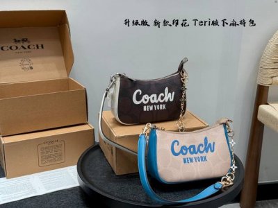 礼盒包装 搭配延长链 Coach蔻驰 Teri腋下包上身来了 新款印花麻将包 大麻将包的升级款，浅色特别好配衣服 整个就是气质和时尚的化身～不压个子而且好看 配