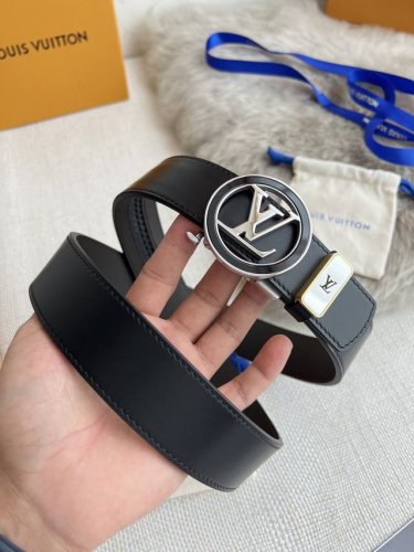 品名：Lv..路易..威登 腰带自动带 皮带 型号：自动扣，纯钢材质自动扣，头层牛皮自动带身，实物拍摄 材料：百分百头层牛皮，保证真皮。24K纯钢扣，永不掉色专