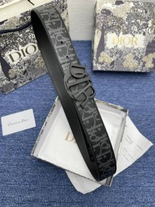 迪奥550 3.5Cm。特 这款 Montaigne Avenue 腰带从同名手袋汲取灵感，采用黑色光滑 牛皮革精心制作，质感柔软，设计优雅，饰以富有光
