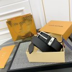 M8201 2024款 这款Taurillon 腰带采用Lv Logo金属环设计，适合沉稳低调的男士使用。经典设计，有黑色和枣红色可选。宽度3.5Cm