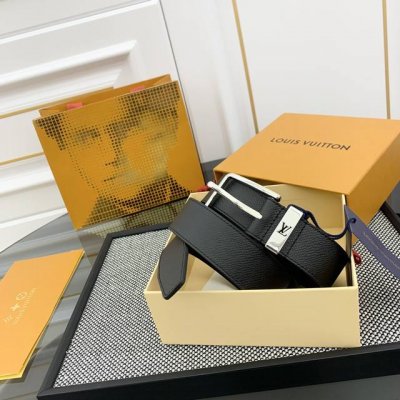 M8201 2024款 这款Taurillon 腰带采用Lv Logo金属环设计，适合沉稳低调的男士使用。经典设计，有黑色和枣红色可选。宽度3.5Cm