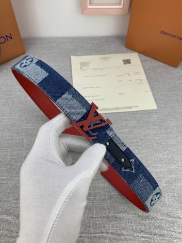 3.0宽Lv Iconic 腰带以潮流视角革新经典元素。Damier 图案与 Monogram 图案的拼接渲染丹宁纹理，无纹小牛皮提供素雅造型选择，精钢316扣
