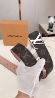 这款饰有金色Lv首字母带扣的腰带以防水牛皮衬里，覆以Monogram帆布，宽40Mm，是牛仔裤的理想配件。4.0Cm宽