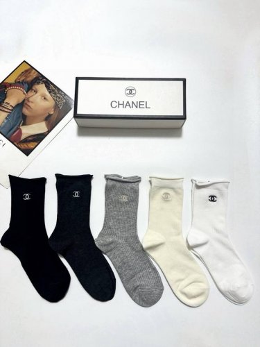 配包装 一盒5 双 Chanel 香奈儿 经典字母Logo 双C刺绣中筒袜 ，Ins超火爆空调袜，纯棉面料，潮人必备 ，经典配色 个性时尚百搭款，你值得拥有哦