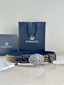 带宽3.8Cm Versace范思哲此款缎带腰带风格十分休闲，饰有标志性希腊回纹图案，可搭配休闲单品或高腰正装。 闭合式佩戴 希腊回纹图案 材质：100%聚酯纤