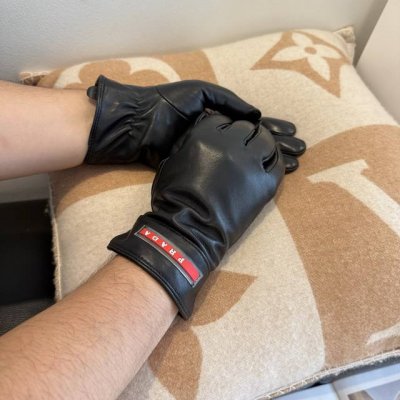 2025新款独家首发触屏手套 男士手套普拉达男款 原单品质 官网同步男士新款高档羊皮手套不可错过百分百选用进口羊皮 皮质细腻柔软 认准进口羊皮特有手感羊绒内里保