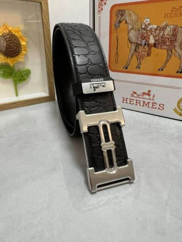 品名：爱马仕.Hermès 原单 材质：原单牛皮腰带 百分百头层牛皮腰带保证真皮，24K纯钢扣，专柜原单品质、做工精细，时尚大牌，送人自用首选 包装： 请认准如