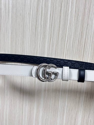 2025秋冬系列焕新演绎富有辨识度的Gg Marmont系列。这款双面窄版腰带采用Gg印花压纹皮革与皮革材质匠心打造，缀饰双G搭扣。 商品细节 一面为黑色Gg印
