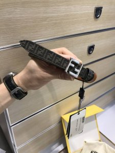 配送专柜包装 打孔针 新款 Fd 宽20Mm 老花纹f标志造型皮带。支持nfc钉扣式带扣。进口黑色小牛皮制成，镀金表面金属制品，原版细节走线，品质保证，非市场通