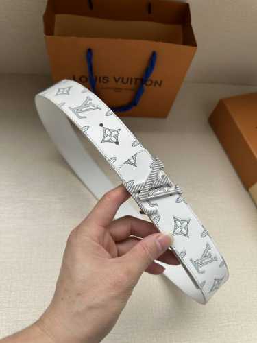 40毫米可逆带可以在两种方式。表带的一侧采用Monogram Shadow皮革打造标志性外观，另一侧则采用素色皮革打造低调效果。银色漆包条纹的 扣为这件作品增添