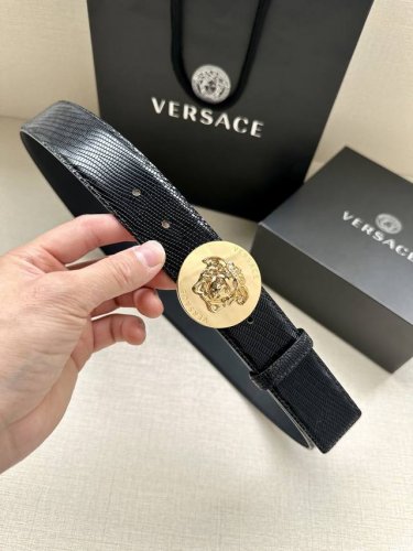 宽度4.0Cm Versaec 范思哲 此款时尚腰带由柔软的小牛皮革制成，饰有立体美杜莎原单钢扣 五金采用真空电镀 。
