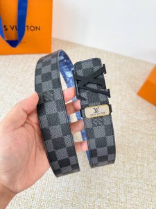 品名： Lv..路易..威登腰带皮带原单 型号：挂扣，经典纯钢材质挂扣，头层牛皮，图片实物拍摄 材料：头层牛皮，挂扣系列，纯钢材质扣头，钯镀电镀工艺永不掉色。原