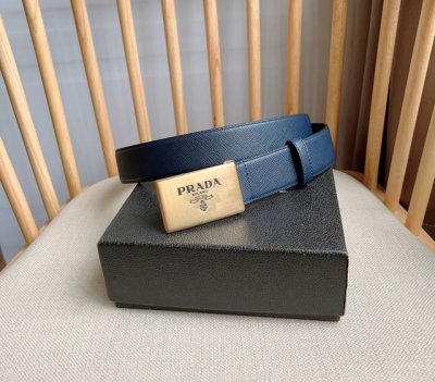 Prada 普拉达 专柜最新款 这款腰带以Saffiano皮革制成具有优雅精致的细节 带扣上饰有刻字徽标 别具一格的特色和现代感 宽3.5