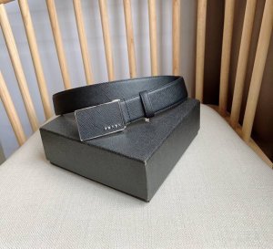 Prada 普拉达 专柜最新款 这款腰带以Saffiano皮革制成具有优雅精致的细节 带扣上饰有刻字徽标 打造个性造型 宽3.5