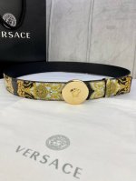宽度4.0Cm Versace 范思哲 此款Palazzo腰带采用牛皮革面料制作，并饰有Le Po Classique图案印花和标志性的美杜莎五金真空电镀配件