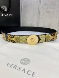 宽度4.0Cm Versace 范思哲 此款Palazzo腰带采用牛皮革面料制作，并饰有Le Po Classique图案印花和标志性的美杜莎五金真空电镀配件