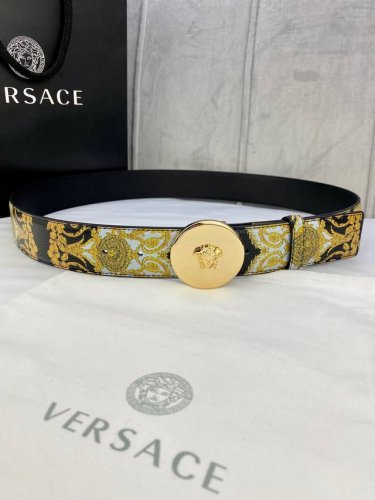宽度4.0Cm Versace 范思哲 此款Palazzo腰带采用牛皮革面料制作，并饰有Le Po Classique图案印花和标志性的美杜莎五金真空电镀配件