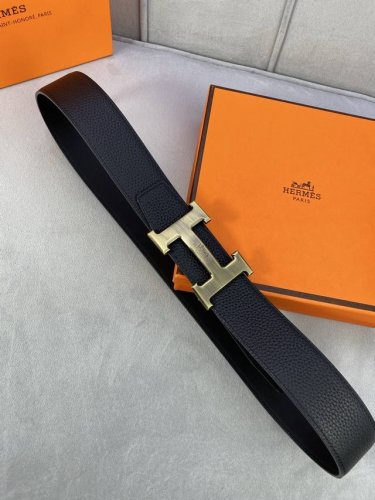 Hermes 爱马仕单面原版腰带，宽度:3.8其采用专柜最新底皮皮质，品质卓越，触感细腻。搭配新防古铜马拉车铜扣 时尚精美，彰显品牌魅力。无论是日常穿搭还是重要