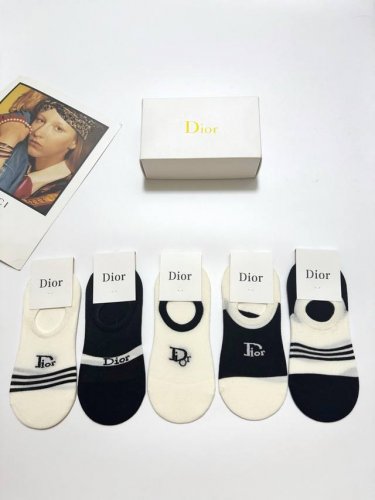 配包装 一盒5双 Dior 迪奥 经典字母Logo 纯棉船袜 ，Ins超火爆空调袜，纯棉面料，潮人必备 ，经典配色 个性时尚百搭款，你值得拥有哦