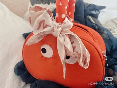 Dior迪奥动物系列丝巾 款式经典，造型修长，两端尖角设计，背面饰以对比鲜明的Christian Dior标志条形图案。 上身效果非常赞！随意一搭就是那么完美！