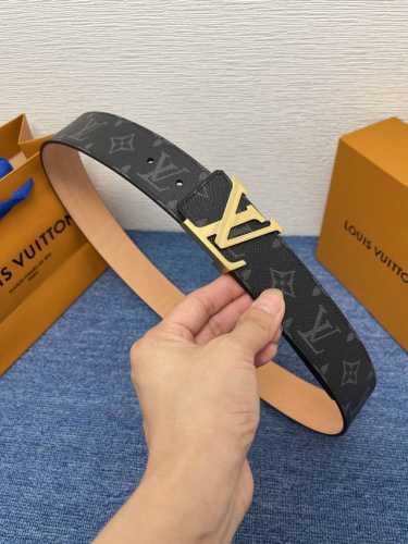 品牌 Lv 描述 这款饰有Lv带扣的腰带配以水牛皮衬里，覆以Monogram 牛皮。展现细腻的品牌特质，是牛仔裤的理想配件 Lv字母带扣 Monogram牛皮