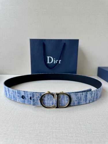 特 宽度3.5Cm Dior 这款砂黑 金 白 枪多色饰面 不锈钢腰带扣是春季男装系列新品，展示 Cd30 标志，灵感源自 B30 运动鞋。可与各式 35 毫米
