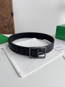 Bv 2026最新款男士编织腰带 纯手工Intreccio大格子编织 意大利原厂荔枝纹小牛皮拼Napa 牛皮 搭配真空枪色针扣 侧面带标识 宽度35Mm 颜色: