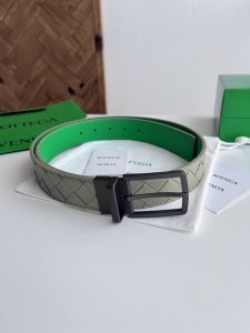 Bv 2025最新款男士编织腰带 双面用 纯手工Intreccio大格子编织 双面意大利小牛皮搭配真空枪色可旋转针扣 皮带宽度35Mm 颜色: 洞石绿鹦鹉绿
