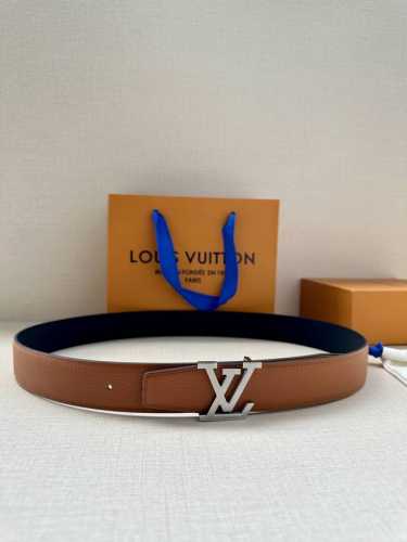 lv 3.4宽 Attract 双面腰带拥有微弧形边缘和摩登形状末端，再为金属 Lv 搭扣融入螺旋结构。经典色彩和不同纹理呈现两式风尚，实现多种造型可能。