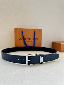 特P180 本款 Lv City Pin 腰带以深邃 Taga 皮革构筑纤细轮廓，传递简约美学。金属塑造 Lv City Pin 搭扣和 Lv 铭纹束带圈，经抛