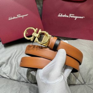 F家 专柜新品这款时尚的皮带，细节经典。采用 小牛皮 皮革材质，双色设计，风格精致。金属Gancini扣饰开合，可调整至合适腰围。