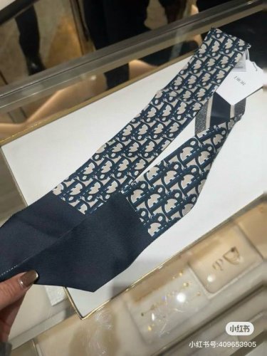 新款D字母这款 迪奥Montaigne Mitzah 发带丝巾从标志性的 Dior 精品店地址汲取灵感，老花字母配条纹的款式经典，造型修长，两端尖角设计，背面饰