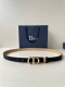 宽度2.0Cm Dior 这款 Montaigne 腰带从同名手袋汲取灵感 可翻面使用 以双面设计重新诠释经典 采用光滑牛皮革等材质精心制作 一面为裸色 另一面