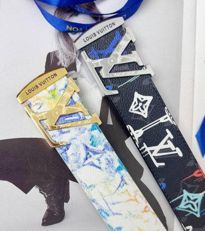 皮带：Lv..路易..威登顶级复刻- DDD 腰带：原单品质百分百进口原厂头层牛皮，保证真皮。雾面雕花设计工艺.真空电镀.永不掉色.24K纯钢扣头层小牛皮涂鸦手