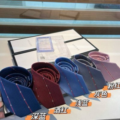 男士领带系列，稀有采用专柜经典主题动物蜜蜂绣花展现精湛手工与时尚优雅的理想选择，这款领带将标志性完美的结合，以时尚搭配手法演绎的更显雅致风范。让男士可以充分展示