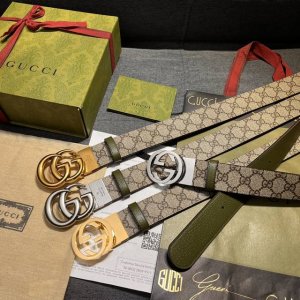 特 古奇 新款 Gg Marmont系列每一季都会推陈出新，为灵感源于70年代的标志性gg配件注入现代精髓。这款灰色和黑色gg Supreme帆布腰带反面采用秋