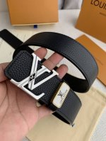 品名： Lv..路易..威登原单 型号：经典挂扣，纯钢材质扣头，图片实物拍摄 材料：头层牛皮，挂扣系列，纯钢质扣头，钯镀电镀工艺永不掉色。经典双面荔枝纹，经典字