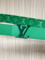 当季新款 40Mm可翻转皮带在Monogram Canvas一侧和皮革背面均采用柔和的绿色十字纹。扣件是品牌标志性字母的缠绕组合，以匹配的颜色和银色色调的五金件