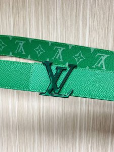 当季新款 40Mm可翻转皮带在Monogram Canvas一侧和皮革背面均采用柔和的绿色十字纹。扣件是品牌标志性字母的缠绕组合，以匹配的颜色和银色色调的五金件
