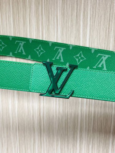 当季新款 40Mm可翻转皮带在Monogram Canvas一侧和皮革背面均采用柔和的绿色十字纹。扣件是品牌标志性字母的缠绕组合，以匹配的颜色和银色色调的五金件