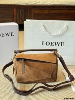 原单版本 麂皮 Loewe 新秀款展示 罗意威 几何包 爱惨了这精致高级范儿！ 汤唯 杨幂孙千李一桐 雎晓雯.同款 最新秀款Paseo几何包 包包界的一股清流~