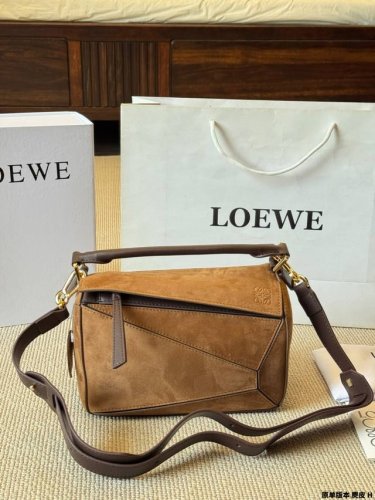 原单版本 麂皮 Loewe 新秀款展示 罗意威 几何包 爱惨了这精致高级范儿！ 汤唯 杨幂孙千李一桐 雎晓雯.同款 最新秀款Paseo几何包 包包界的一股清流~