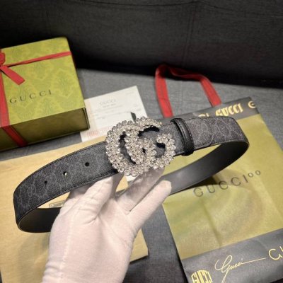 特 古奇 新款 Gg Supreme帆布是品牌的一款代表性面料，其灵感源自30年代的典藏设计。互扣式双g以钯金色调配件亮眼呈现，致敬品牌悠久传承。 米色和乌木色