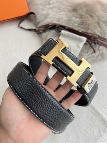 品名： 爱玛仕.Hermes腰带 皮带 原单 型号：挂扣，经典纯钢材质扣头，双面头层牛皮，图片实物拍摄 材料：双面头层牛皮，挂扣系列，纯钢材质扣头，钯镀电镀工艺