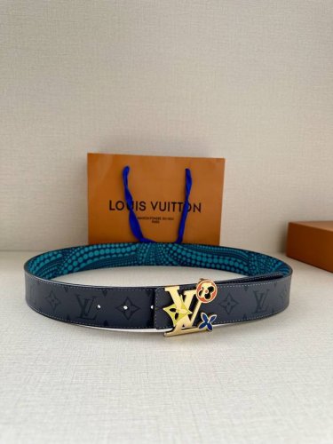 Lv 牛皮压花Pont Neuf皮带宽40毫米这款Taurillon 腰带采用Lv Logo压花设计，进口牛皮面料手感柔软细腻，新款珐琅扣不锈钢五金 适合各种风