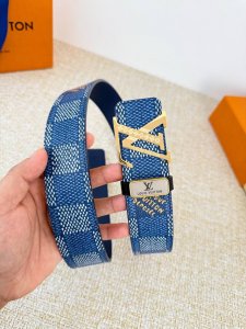 品名： Lv..路易..威登腰带皮带原单 型号：挂扣，经典纯钢材质挂扣，头层牛皮，图片实物拍摄 材料：头层牛皮，挂扣系列，纯钢材质扣头，镀钯电镀工艺永不掉色。原