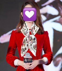 上新Dior 最新款官网同步Camo papillon 图案印花 以优雅而诗意的设计全新演绎蝴蝶主题 采用白色和淡粉色桑蚕丝斜纹面料精心制作 手工卷边 对比鲜明